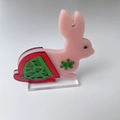 Detail van roze acryl konijn met watermeloenpatroon lagen en glazen standaard - Roze