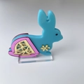 Konijnenbeeldje van blauw en roze acetaat op transparante acrystandaard voor decoratie - Blauw