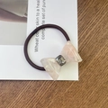 Rosa Haargummi mit Marmor-Schleife und grauem Strassstein für elegante Pferdeschwänze - Kaffeebraunes Gummiband - Pink-Weiß