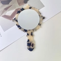 Tragbarer Handspiegel aus Acetat mit Schildpattmuster und ergonomischem Griff für Make-up - Helles Leopardenmuster