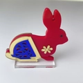 Modern rood en blauw acryl konijn figuurtje met gouden accenten op een heldere voet - Rood