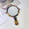 Eleganter Handspiegel mit Schildpattmuster und Muschelrand für die tägliche Pflege - Leopardenmuster