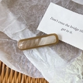 Eleganter rechteckiger Acetat-Haarclip mit vintage cremefarbenem Marmor-Muster - Khaki