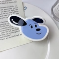 Detailansicht der Hunde-Haarklammer aus Acetat auf einem weißen Keramikteller und Buch - Blau