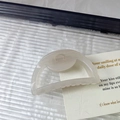 Elegante pinza de pelo de acrílico blanco marfil con un diseño de media luna simple - Blanco