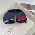 Glänzende schwarze Haarklammer aus Acetat mit roter Kirsche und Strass auf beigem Display - Schwarzer Bogen-Stil