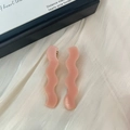 Lot de deux barrettes à cheveux ondulées en acétate rose avec finition en résine chic - Rose Lotus