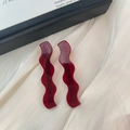 Paire de barrettes à cheveux ondulées en acétate rouge vin élégant avec base dorée - Rouge