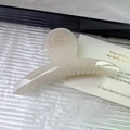 Elegante pinza per capelli in resina bianco crema da donna in un ambiente decorativo - Grande / Bianco