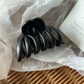 Grande molletta per capelli nera opaca con denti robusti su elegante carta velina bianca - Nero opaco