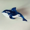 Detail van de orka-vormige haarklem gemaakt van donkerblauw acetaat met marmeren textuur - Donkerblauw