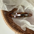 Dettaglio di un fermaglio per capelli ovale in acetato tartarugato con finitura lucida - Blu Marrone