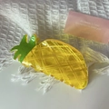 Detail van een gele ananas haarklem in acetaat op een zachte getextureerde stof - Ananas Stijl (FZ986)
