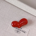 Gros plan d'une barrette en acétate rouge en forme de cœur avec lettrage doré élégant - Forme de Cœur (5602927540088)