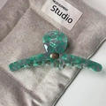 Minimalistische grüne und violette Marmor-Acetat-Haarklammer mit goldenem Oval-Logo - 1# Grün
