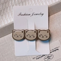 Gros plan d'une pince à cheveux avec trois chats mignons sur carte de bijoux - 5# Pince à Cheveux Chat Café Env. 6.7cm (FJ327)