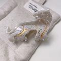 Elegante molletta per capelli a leopardo in acetato bianco con dettagli oro su lino - Leopardo Punto Bianco
