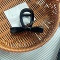 Elegante pinza para el cabello con forma de lazo negro y acabado brillante moderno - Negro Brillante
