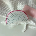 Unieke haarclip van acryl in drakenvruchtvorm met levendige roze en witte patronen - Drakenvrucht Stijl (FZ986)