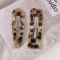 Dettaglio dei fermagli per capelli in acetato leopardato con forme a goccia e rettangolo - Stile Rettangolo e Goccia con Stampa Leopardata Caffè