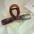 Minimalist large tortoise shell bow hair claw clip in dark brown amber finish - Matte Amber