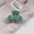 Pinza per capelli in acetato rosa e verde con trama marmorizzata e lettera M dorata - Verde