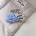 Dettaglio della molletta a farfalla con motivo marmorizzato viola e strass blu brillanti - Blu Traforato (7#)