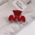 Pince à cheveux ondulée rouge élégante avec lettrage doré sur fond de tissu texturé - Rouge