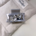 Dettaglio del fermaglio per capelli lilla in acetato con fiori e strass lucidi - Fiore Grigio (16#)