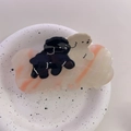 Détail de la pince à cheveux en acétate marbré rose avec de jolis motifs de chiens - Chien orange et blanc / Env. 8cm