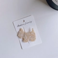 Detailed view of cream marble Scottie dog hair clip with rhinestone collar and white card - Off-white