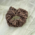 Elastico per capelli con stampa leopardata classica in tessuto di alta qualità per acconciature - Scrunchie Leopardo Scuro