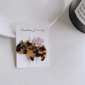 Pinza per capelli a gatto in acetato tartarugato con piccolo fiore rosa su scheda - Stampa leopardata
