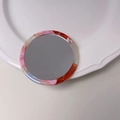 Macro-opname van draagbare make-upspiegel van acetaat met roze marmeren textuur - Rood Roze Spiegel (4#)