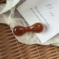 Elegante fermaglio per capelli a fiocco in ambra con scritte dorate su carta - Caffè Scuro