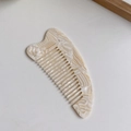 Elegante acetaat kam met crèmebeige marmerpatroon en fijne tanden voor haarstyling - Beige