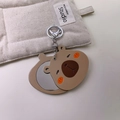 Dettaglio di un simpatico specchio portatile a forma di orsetto kaki con portachiavi - No.2 Specchio Capibara Carino