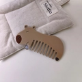 Dettaglio di un pettine per capelli a forma di Capibara in acetato marrone di alta qualità - No.4 Pettine