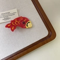 Détail de la barrette poisson koï rouge avec écailles dorées sur support bois - Carpe Koi Rouge