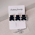 Tre fermagli per capelli a forma di orsetto in resina nera lucida su cartoncino bianco - Circa 6.7cm / Orso nero