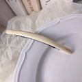 Barrette à cheveux élégante en acétate blanc ivoire avec logo doré et pince métallique - Blanc Cassé