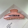 Pinza per capelli francese in acetato rosa pesca con texture marmorea e logo larmood - Arco Rosa (8#)