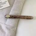 Pasador de pelo vintage de resina de carey con elegante detalle de logo dorado para mujer - Ink Pattern Gray Style / Gris