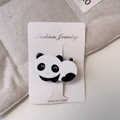 Detail einer süßen Panda-Haarklammer in Schwarz-Weiß auf einer Schmuck-Displaykarte - Fröhlicher Panda Entenschnabel Clip