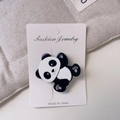 Makro-Detail einer süßen Panda-Haarklammer auf Displaykarte mit glattem Schwarz-Weiß-Finish - Winkender Panda Entenschnabel-Clip