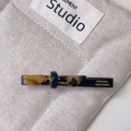 Handgemaakte haarclip van acetaat met schildpadmotief en zwart accent op beige canvas - Eendenbek haarclips / Luipaardprint