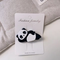 Detail einer süßen schlafenden Panda-Haarklammer aus glattem Harz auf einer weißen Karte - Seitlich Liegender Panda Entenschnabel Clip