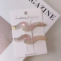 Dettaglio di fermagli per capelli ondulati in acetato rosa perlato e crema su rivista - Floreale Giallo