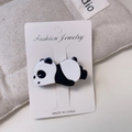 Detailaufnahme einer niedlichen Panda-Haarspange auf einer Fashion Jewelry-Displaykarte - Schläfriger Panda Entenschnabel Clip
