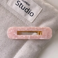 Detalle de pinza para el pelo rosa veteada con clip metálico dorado elegante - Pinza de Pato Cuadrada / Rectangular Rosa Mármol
